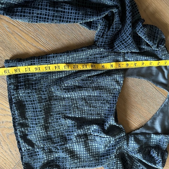 LUSH Graphite Cropped Balloon Sleeve Blouse - Picture 8 of 10